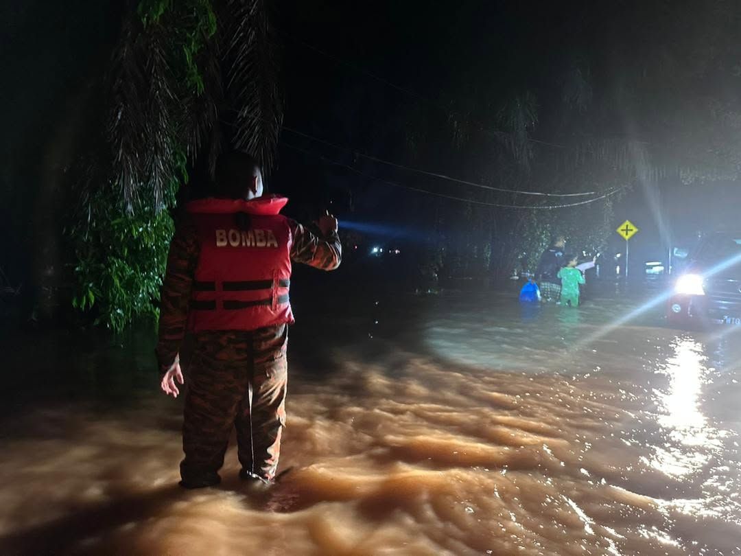 Bund breach floods 32 homes in Bukit Changgang