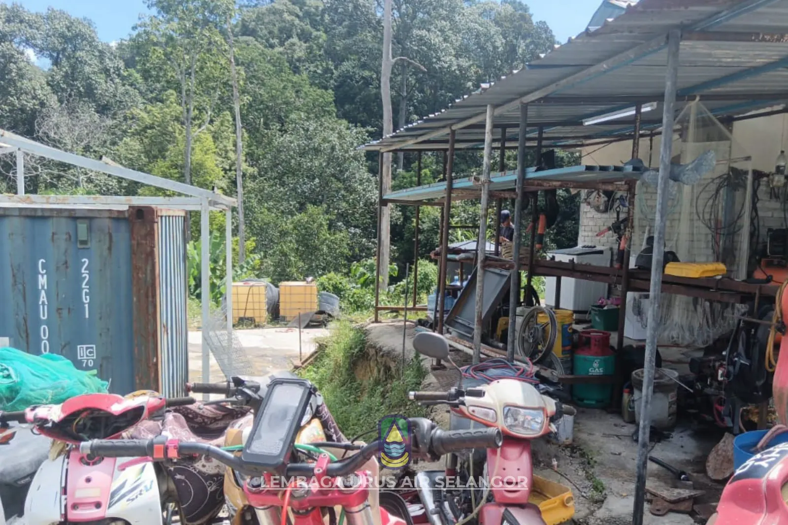 Tangki minyak bengkel motosikal bocor punca pencemaran Sungai Salak 