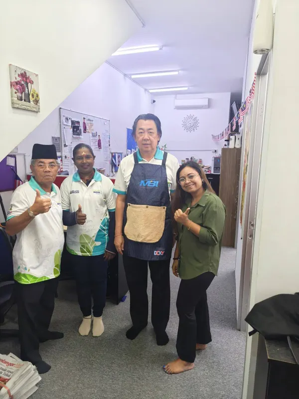 Kempen Kajang bersih edar apron khas, perkasa imej bersih peniaga