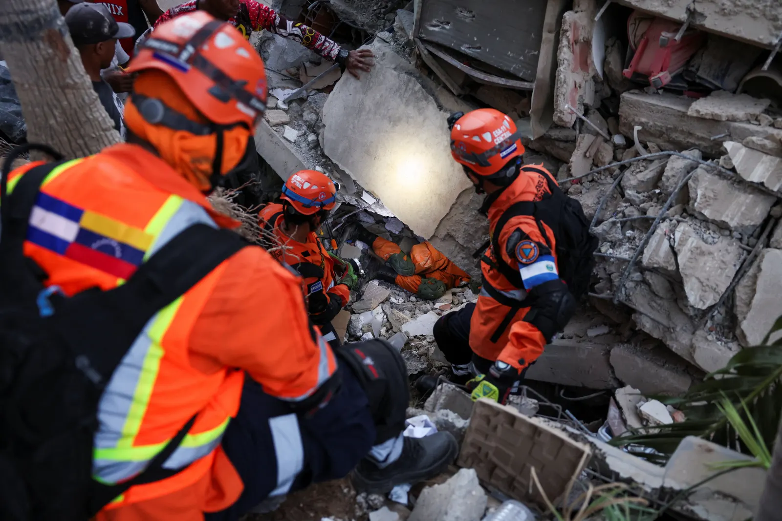 Venezuela quake death toll tops 900, search intensifies for hundreds trapped
