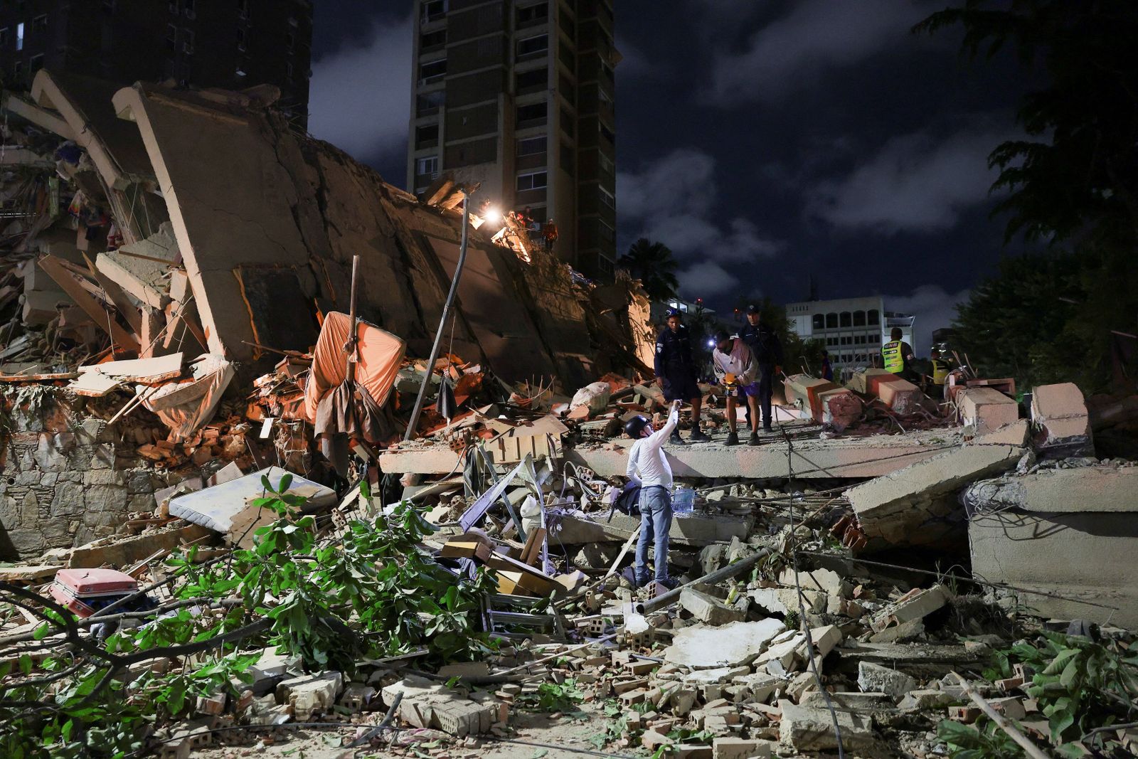 委内瑞拉首都附近发生强震  多地建筑倒塌恐酿重大伤亡