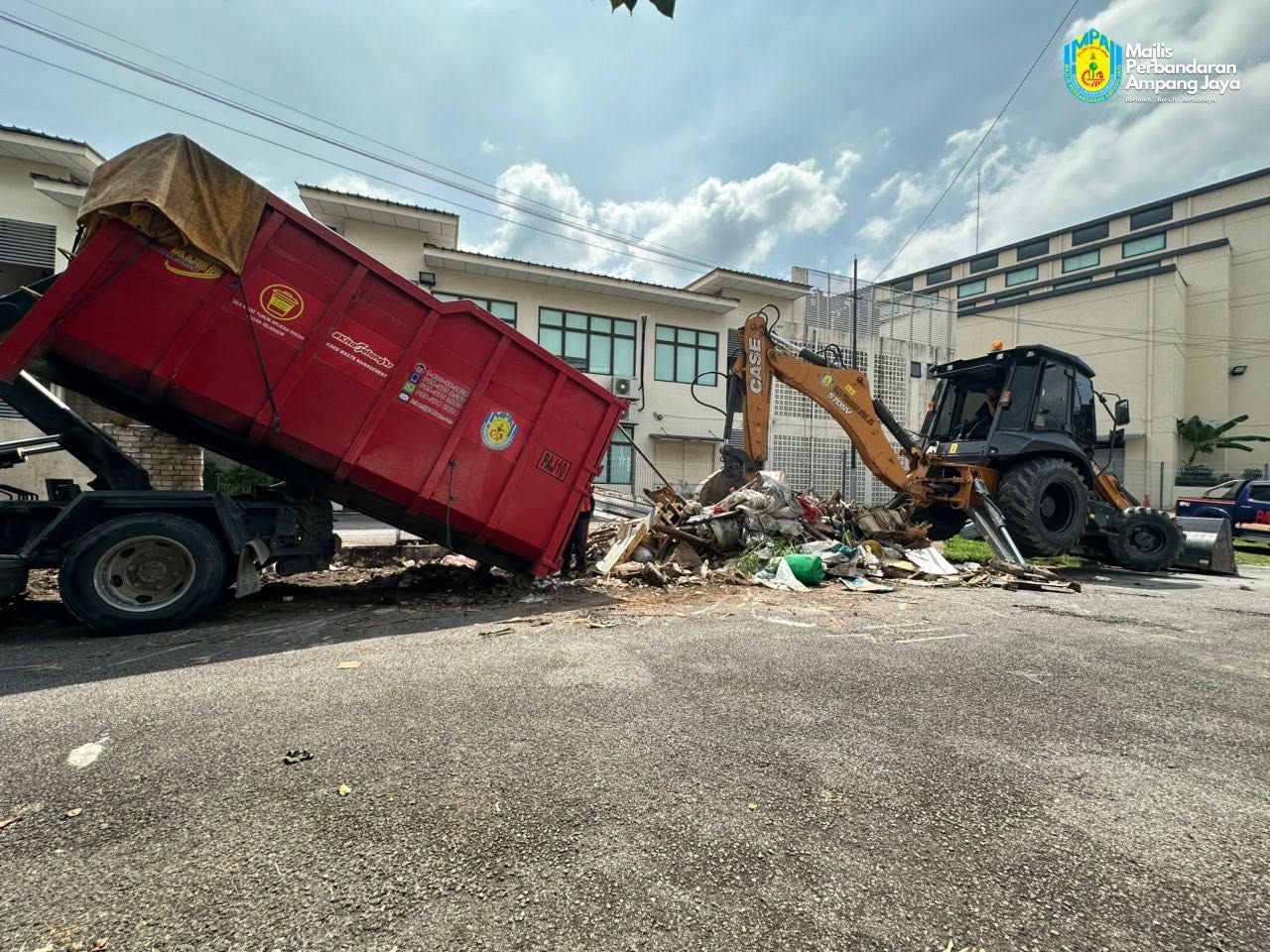 MPAJ roboh stor haram dibina atas bahu jalan di Kuala Ampang