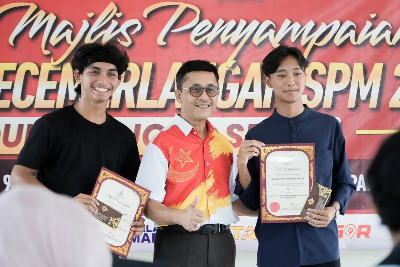 Tanjong Sepat SPM 2025 top scorers receive academic excellence incentives