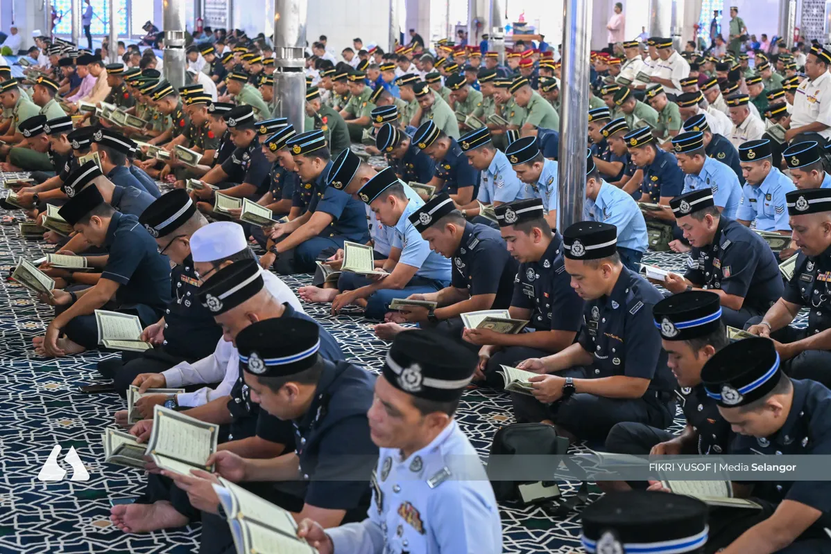 Sultan Sharafuddin attends Yasin recitation ceremony for Warriors' Day