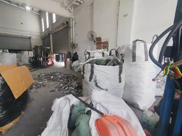 工厂非法从事电子垃圾拆解 环境局上门查封