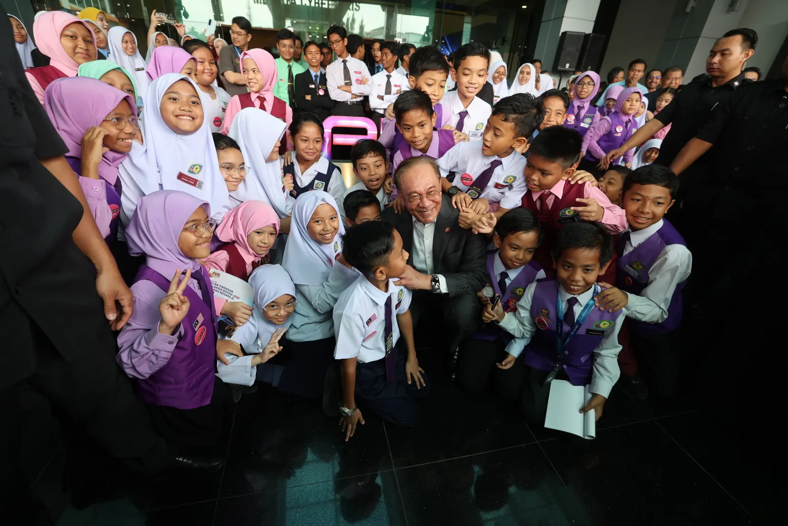 Govt offers free AI software access, subscriptions for youths