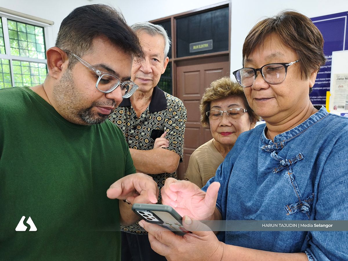 Smartphone class connects elderly, youngsters