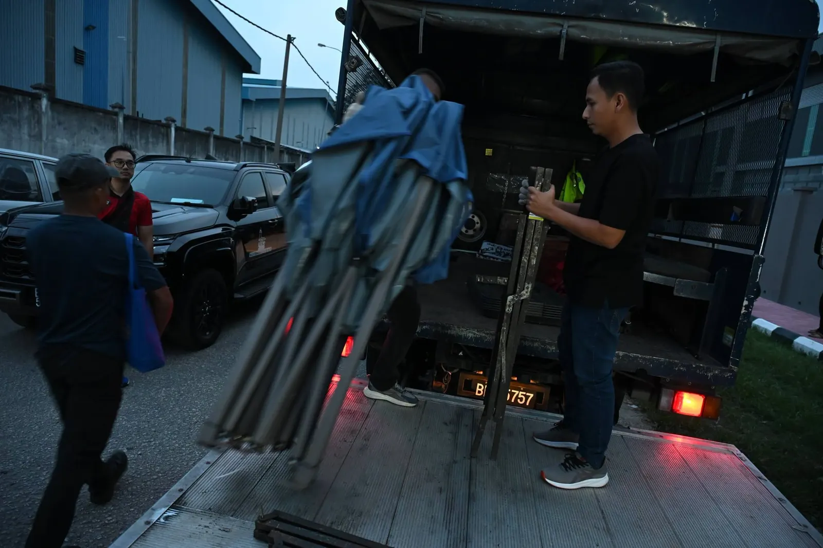 MPKS keluar 45 kompaun dalam operasi pasar malam Puncak Alam