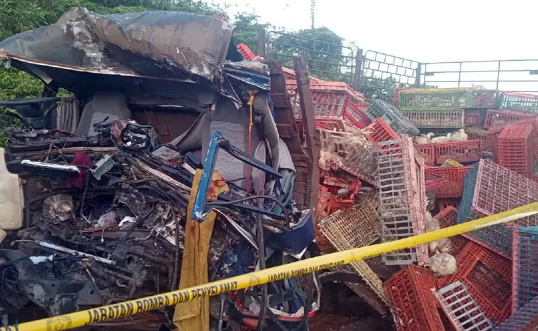 தானா மேராவில் கோர விபத்து: சாலையோரம் நிறுத்தப்பட்டிருந்த டிரெய்லர் மீது லாரி மோதி மூவர் உயிரிழப்பு