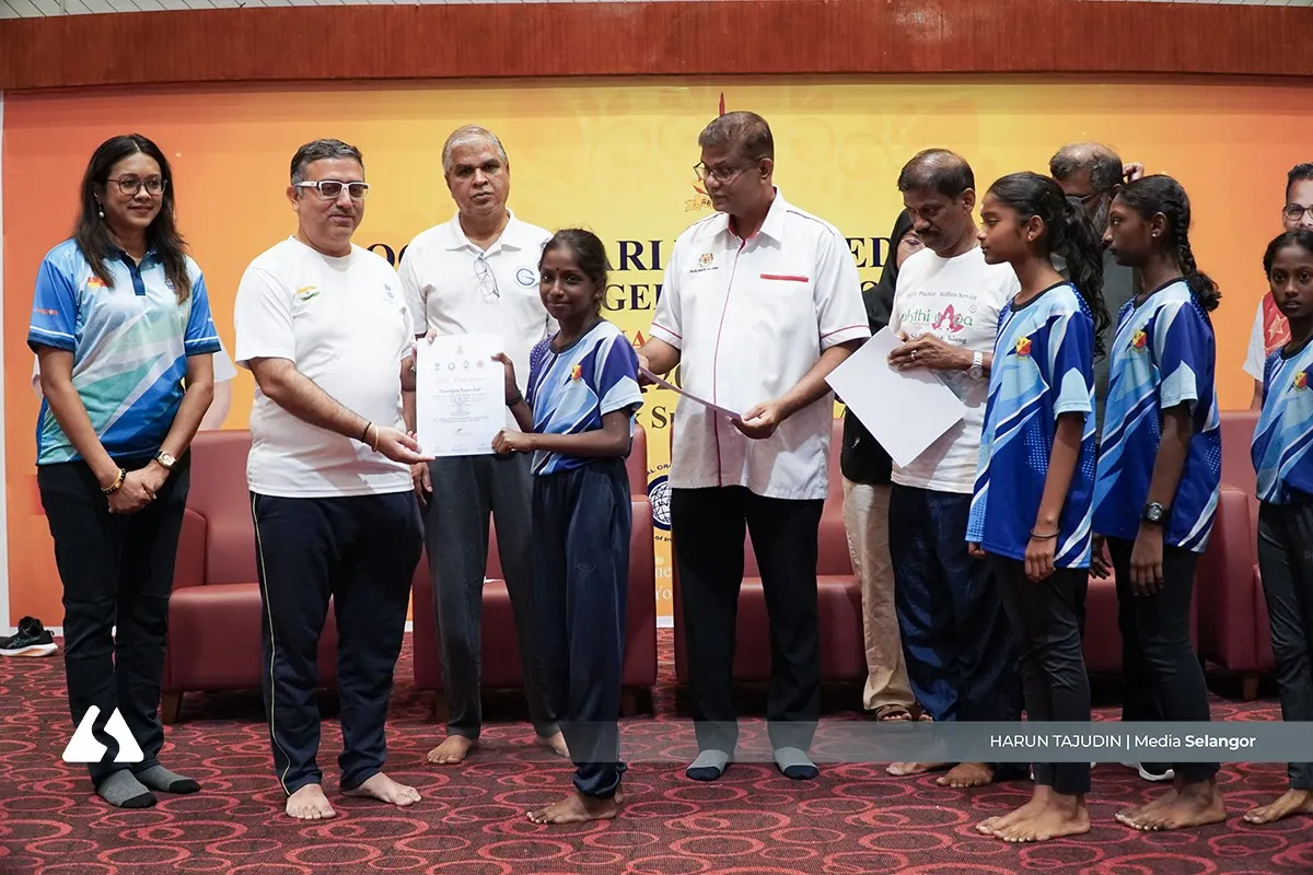 மாணவர்களிடம் ஒழுக்கத்தையும் நல்வாழ்வையும் விதைக்கும் யோகா பயிற்சி