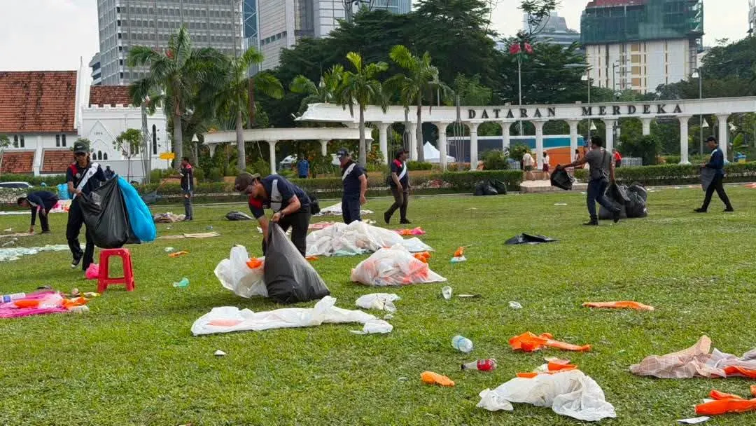 Sorakan Piala Dunia berakhir, Dataran Merdeka dipenuhi sampah