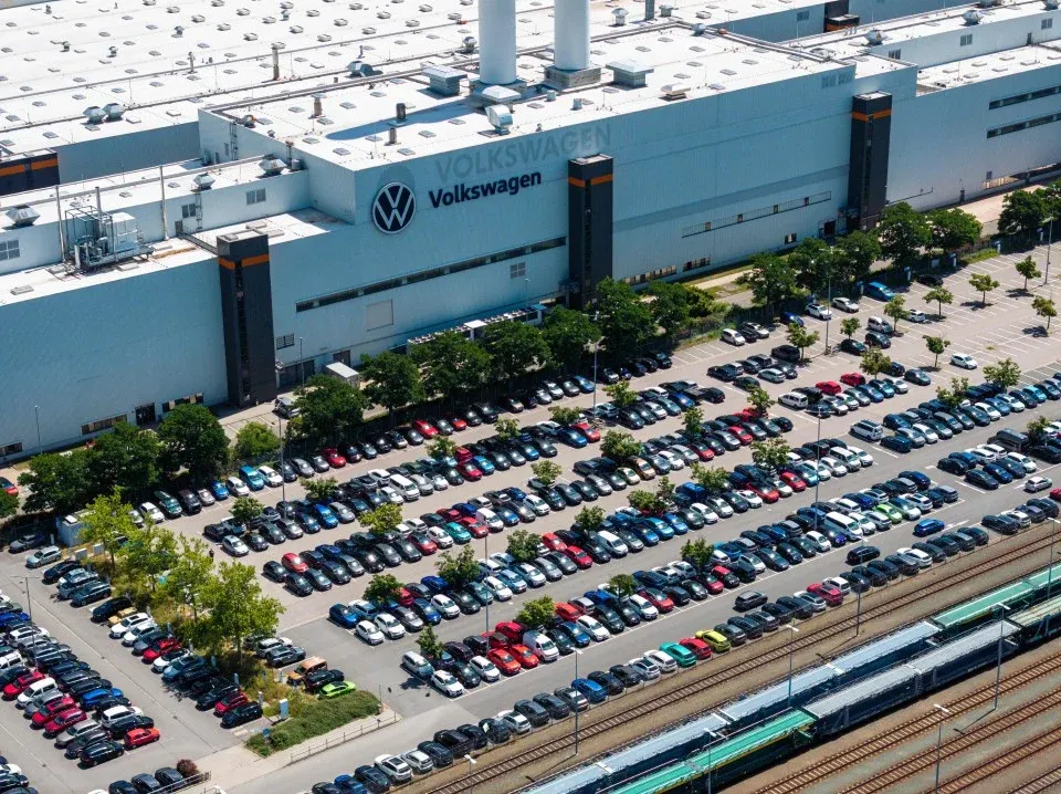 Volkswagen pertimbang kurangkan 50,000 pekerjaan di seluruh dunia