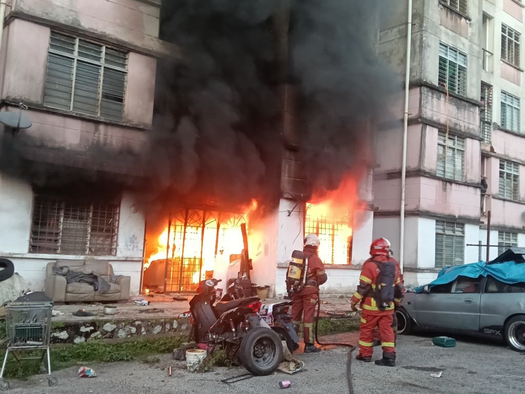 Rumah tingkat bawah terbakar, 90 peratus musnah