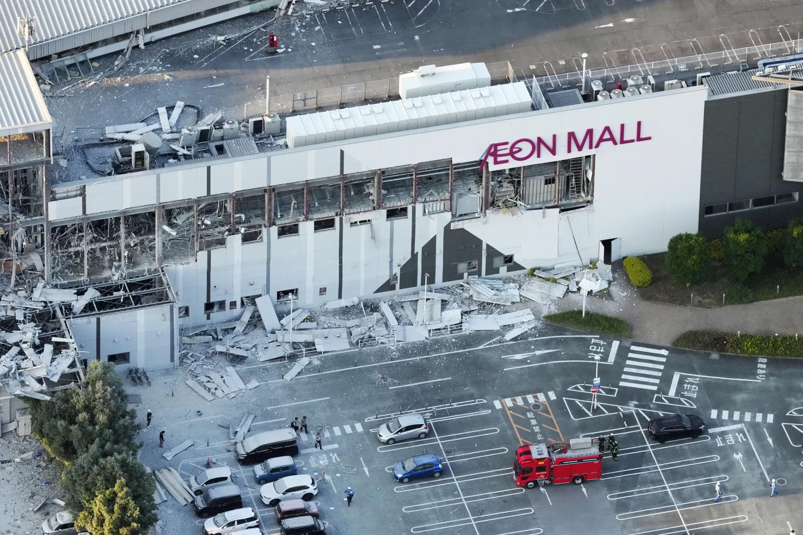 Southern Japan rocked by major earthquake, people trapped in mall