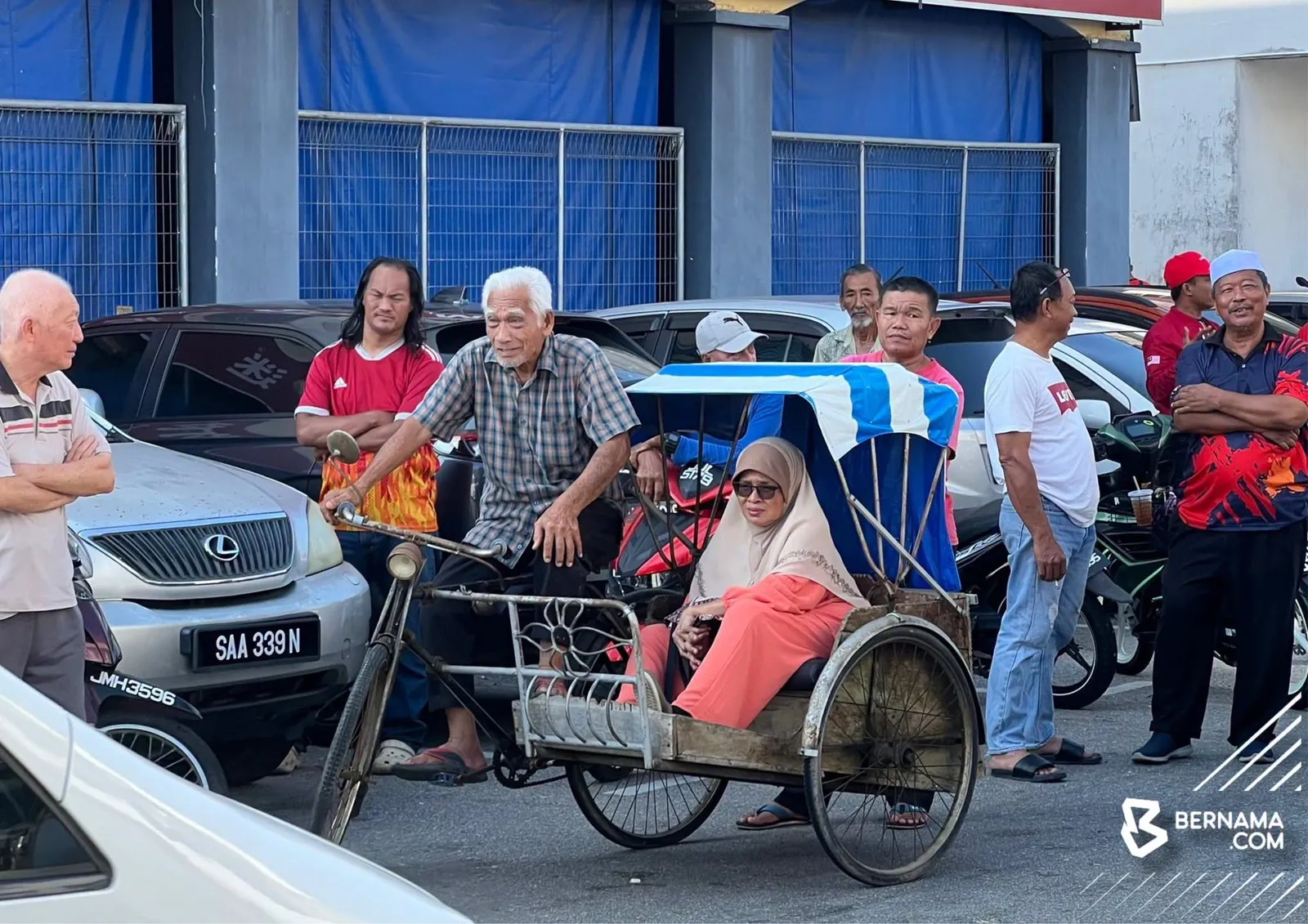 PM hargai sokongan warga emas kayuh beca hampir 1km demi bertemu dengannya
