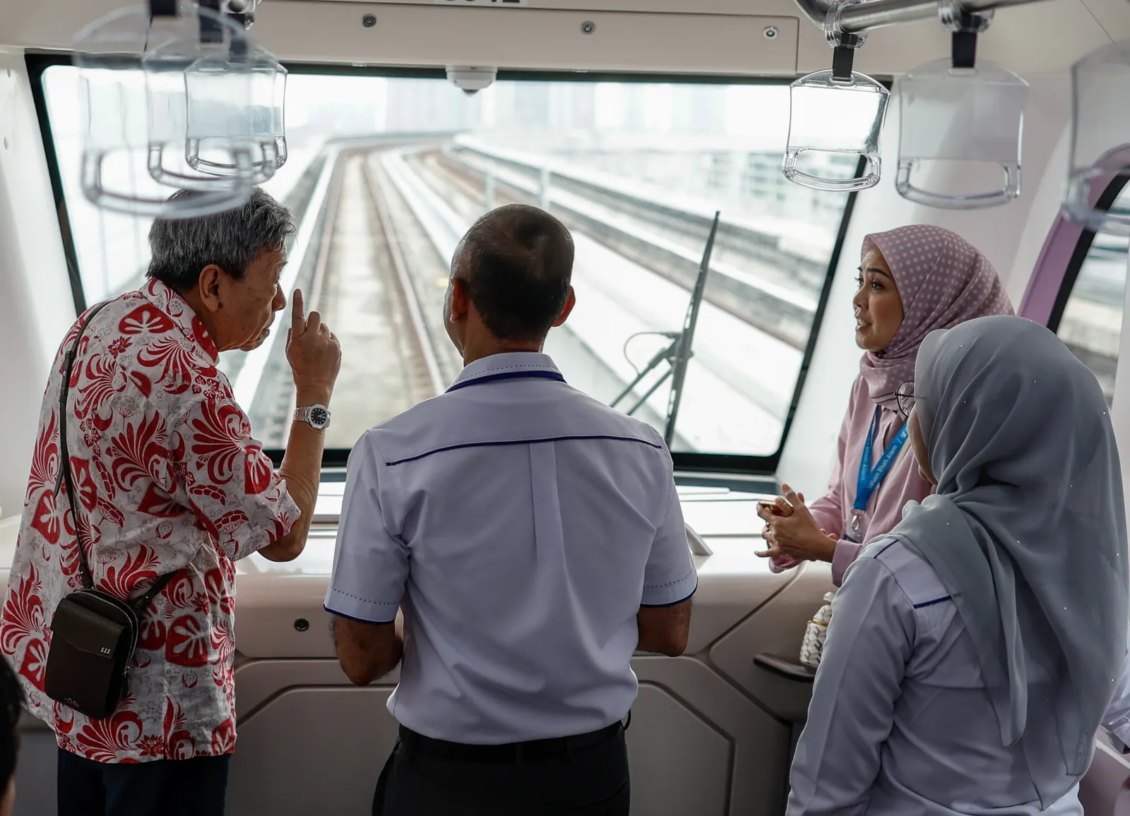 Sultan Selangor tinjau operasi LRT3 laluan Shah Alam