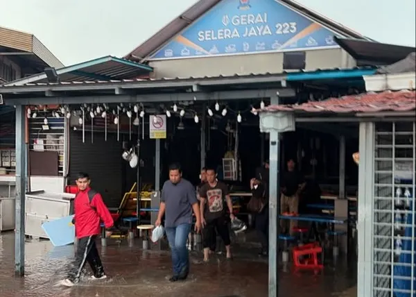 Flash floods hit Medan Selera 223, waters begin to recede