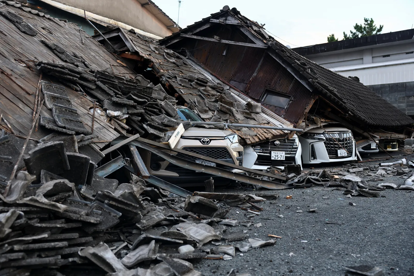 Japan quake survivors battle thirst, heat as death toll rises to 25