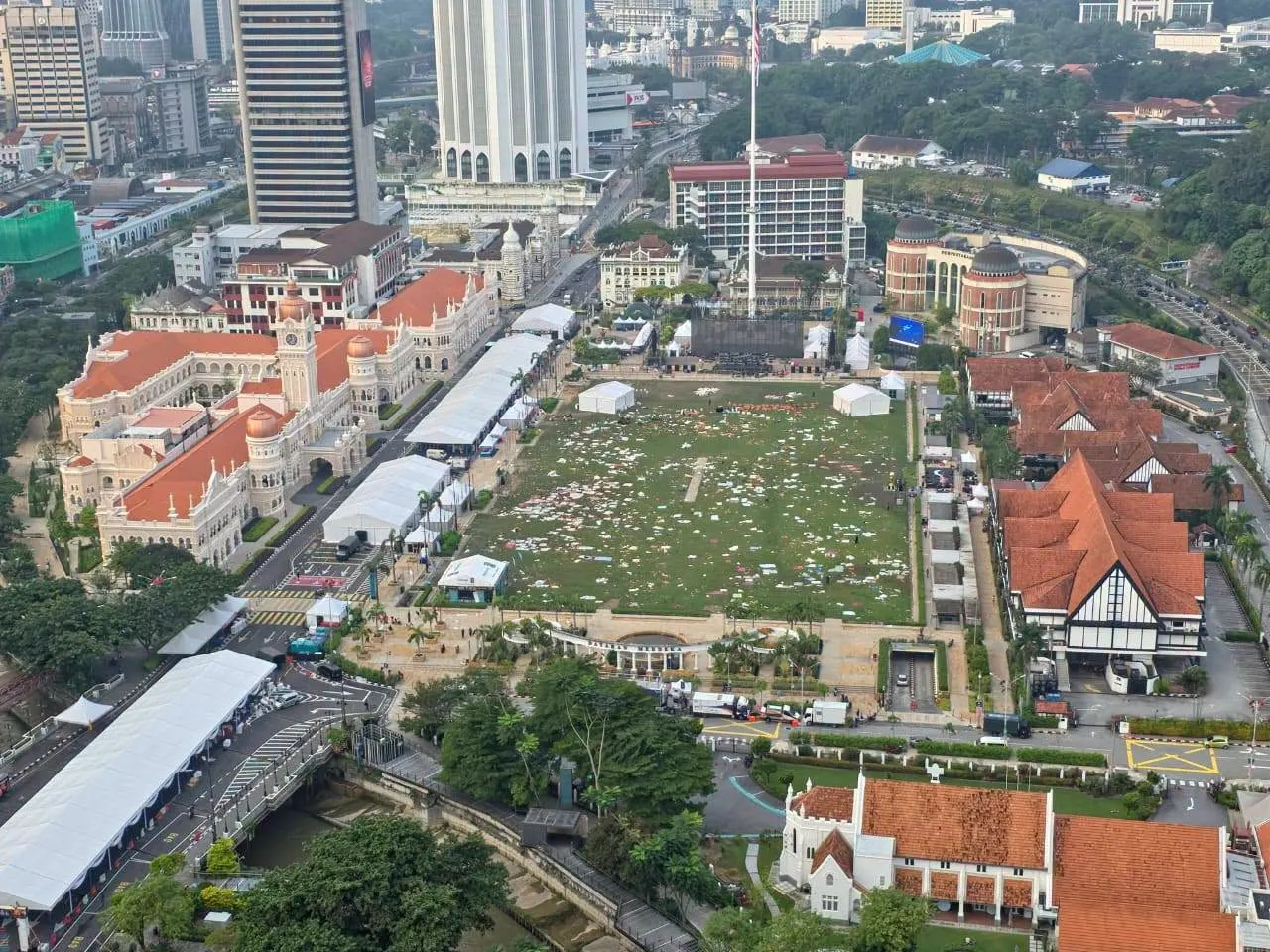 Sorakan Piala Dunia berakhir, Dataran Merdeka dipenuhi sampah