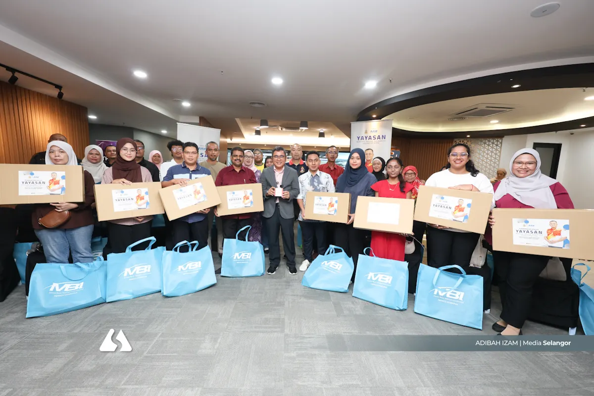 Yayasan MBI provides laptops, free Internet to support university students