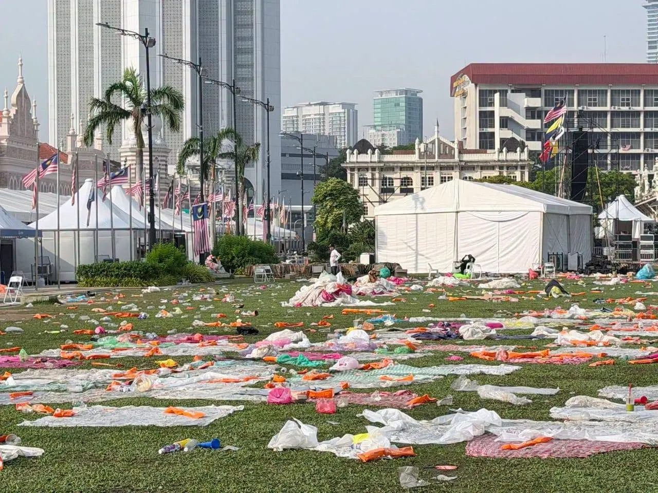 Sorakan Piala Dunia berakhir, Dataran Merdeka dipenuhi sampah