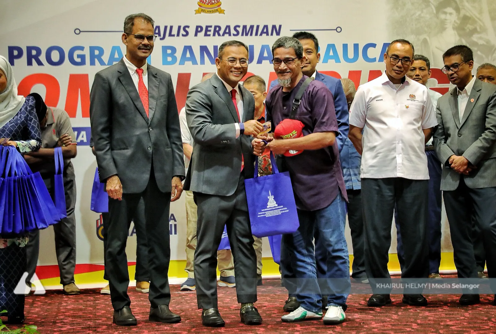 Selangor agih baucar beli-belah kepada 8,391 polis, tentera veteran tidak berpencen