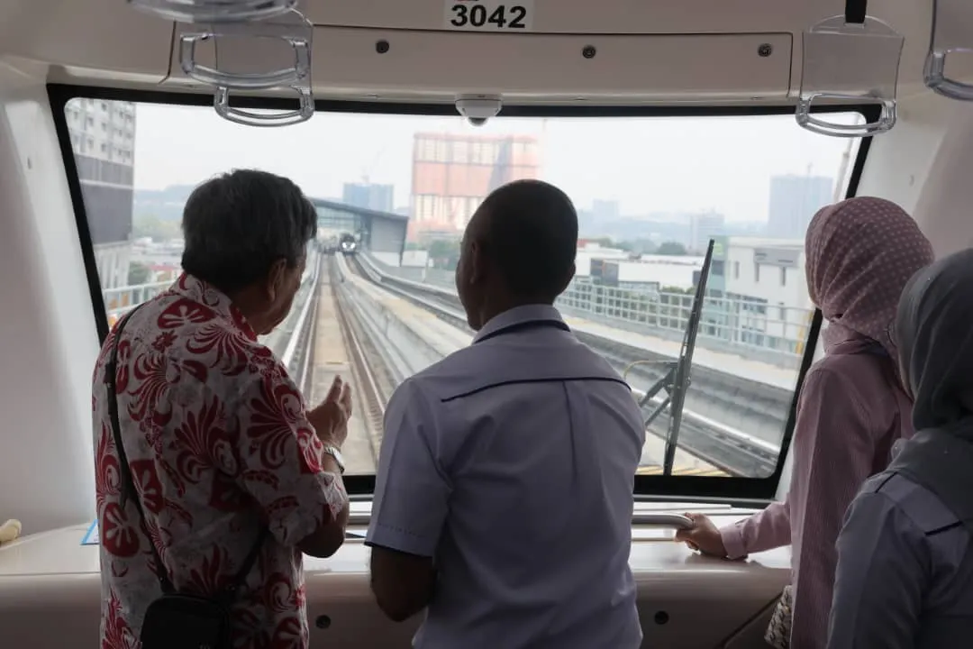 雪州苏丹乘搭LRT3 体验37.8公里莎阿南路线