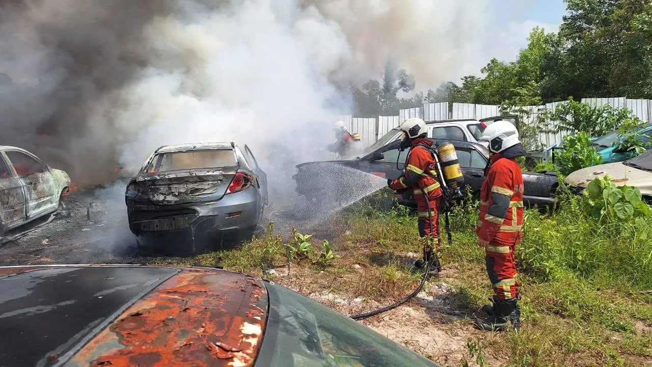 Lapan kereta scrap terbakar di Kapar, tiada mangsa dilaporkan