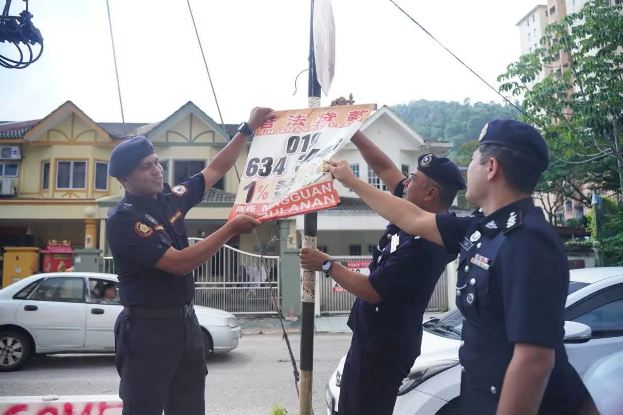 Lebih 200 gegantung iklan along sekitar Selayang diturunkan