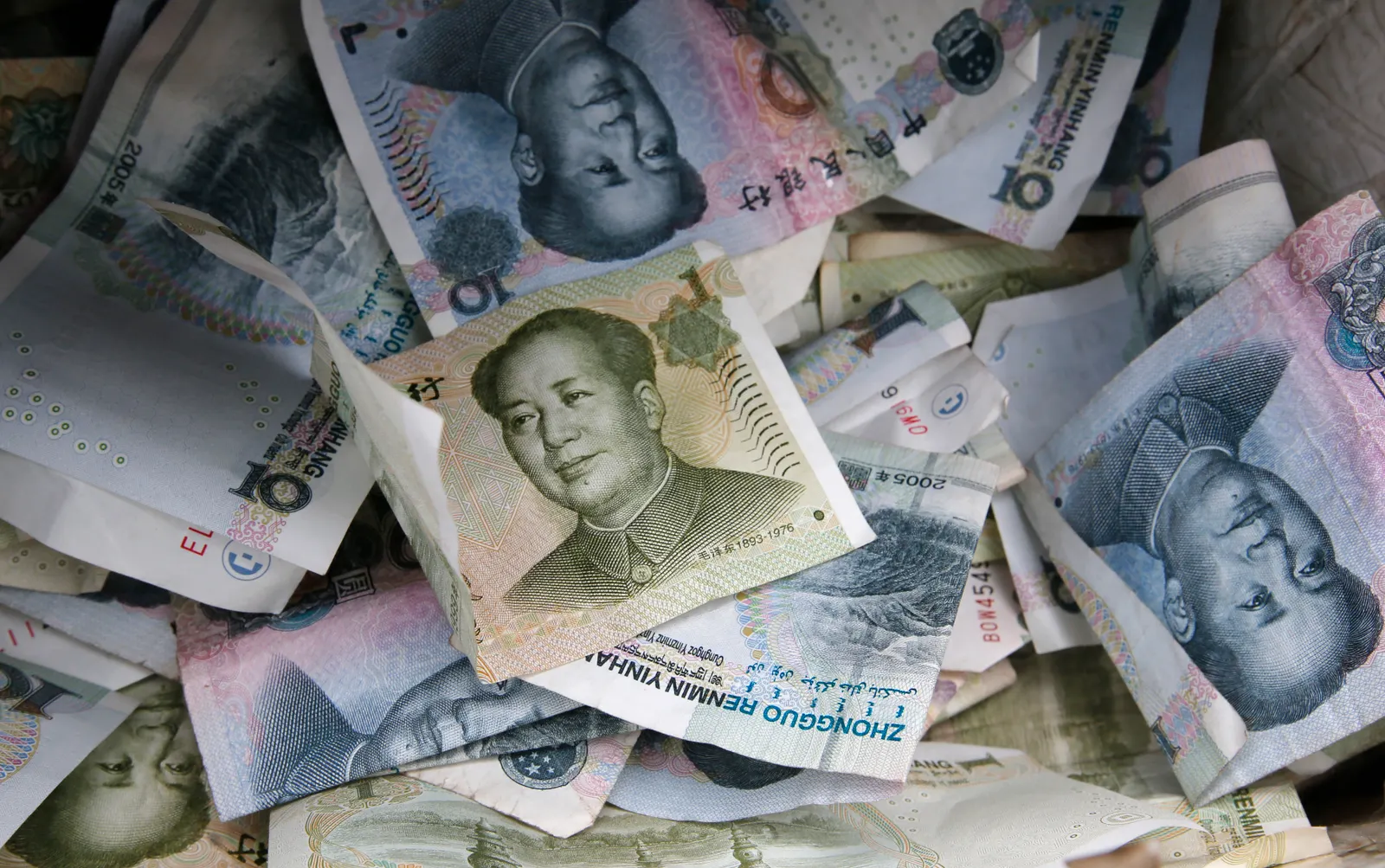 China breaks step with global markets, and investors buy in