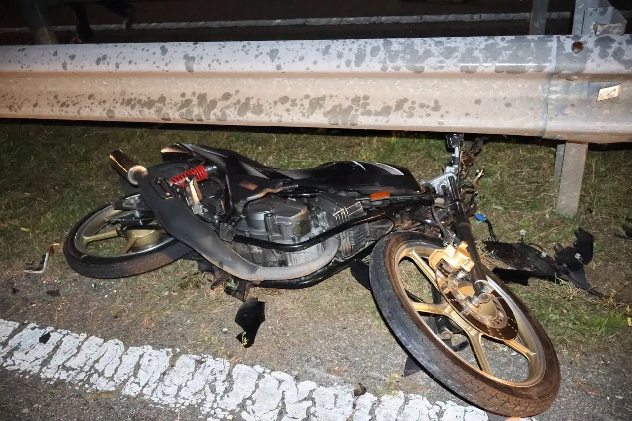 12 மோட்டார் சைக்கிள்கள், கார் சம்பந்தப்பட்ட கோர விபத்தில் நான்கு RX-Z ஓட்டுநர்கள் உயிரிழப்பு