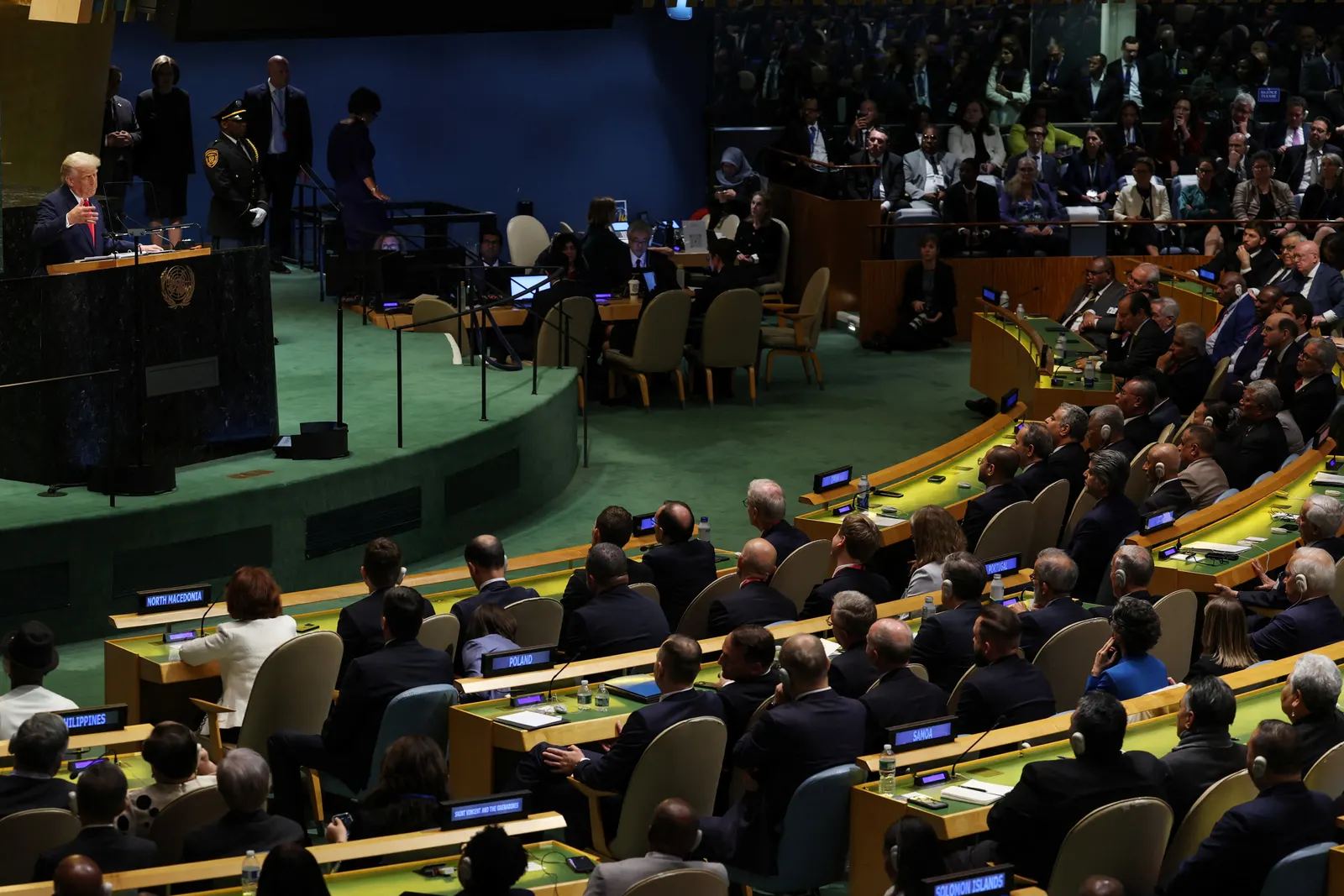 Diplomatic efforts seek to avert Trump split with UN refugee agency
