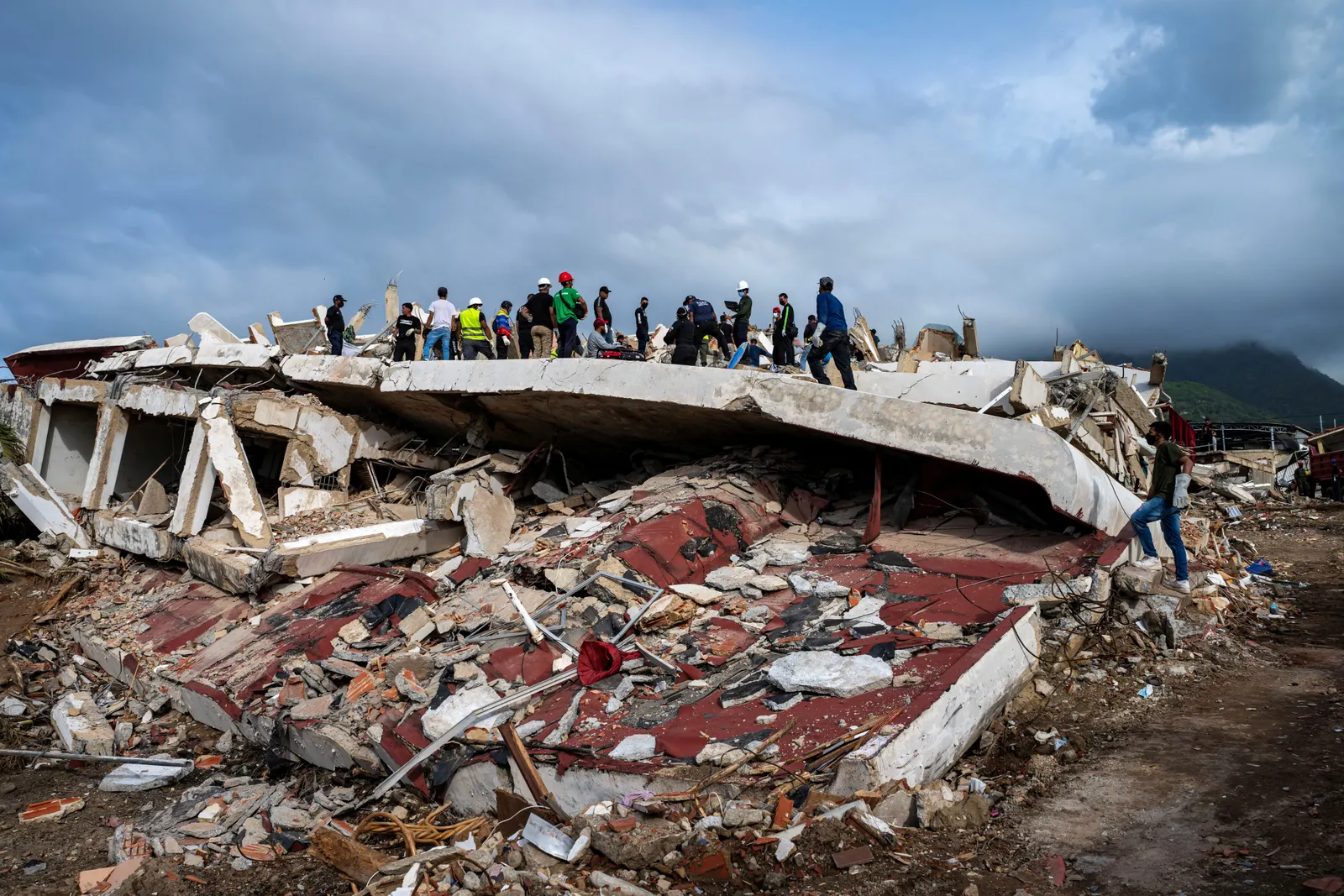 After Venezuela quakes, citizens lead rescues amid military theft accusations