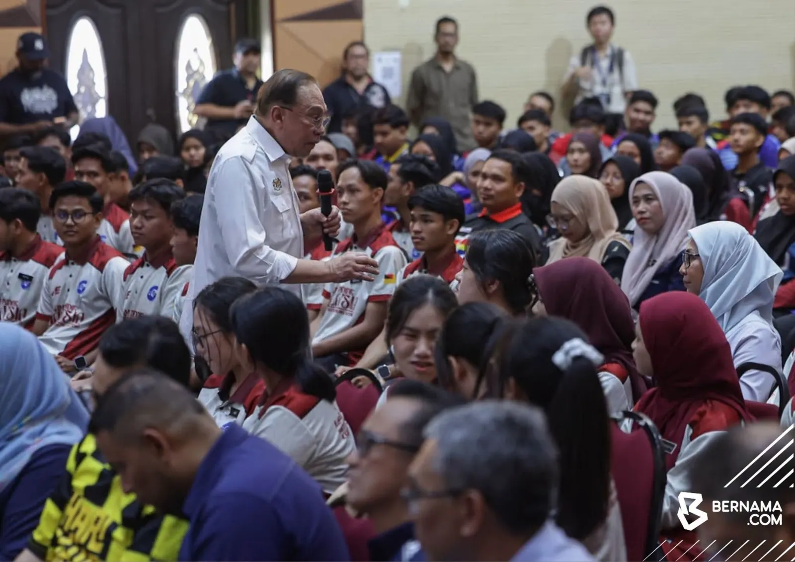 Pelajar 10A semua kaum layak masuk matrikulasi secara automatik - Anwar