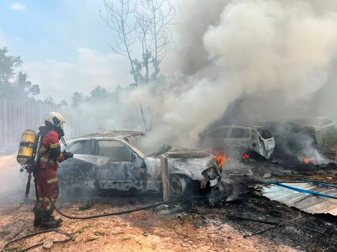 Lapan kereta scrap terbakar di Kapar, tiada mangsa dilaporkan