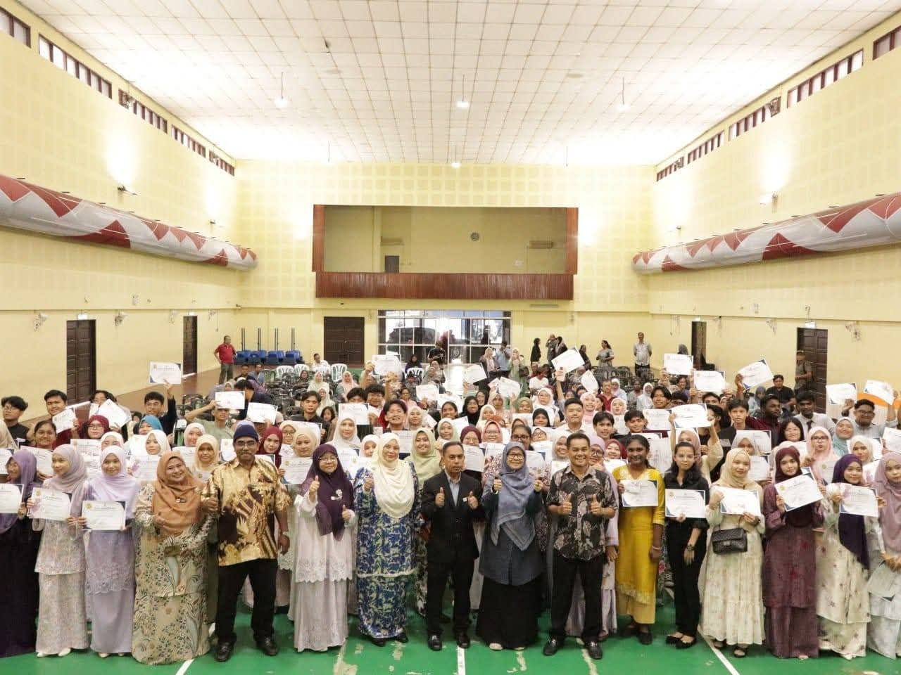 144 pelajar cemerlang SPM 2025 DUN Meru terima anugerah