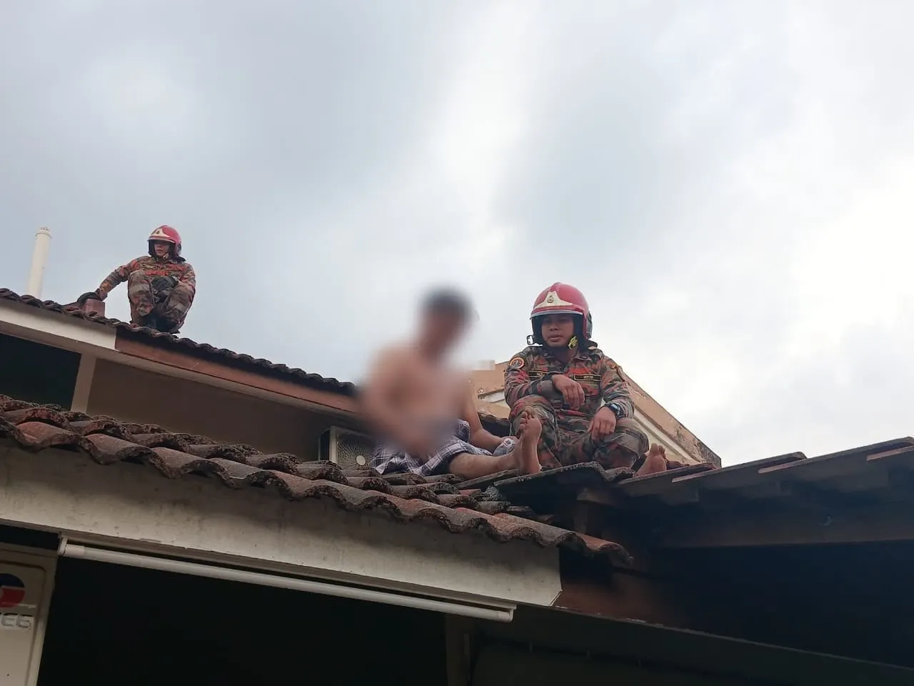 疑精神异常赤脚行走于屋顶 消拯员成功劝下男子