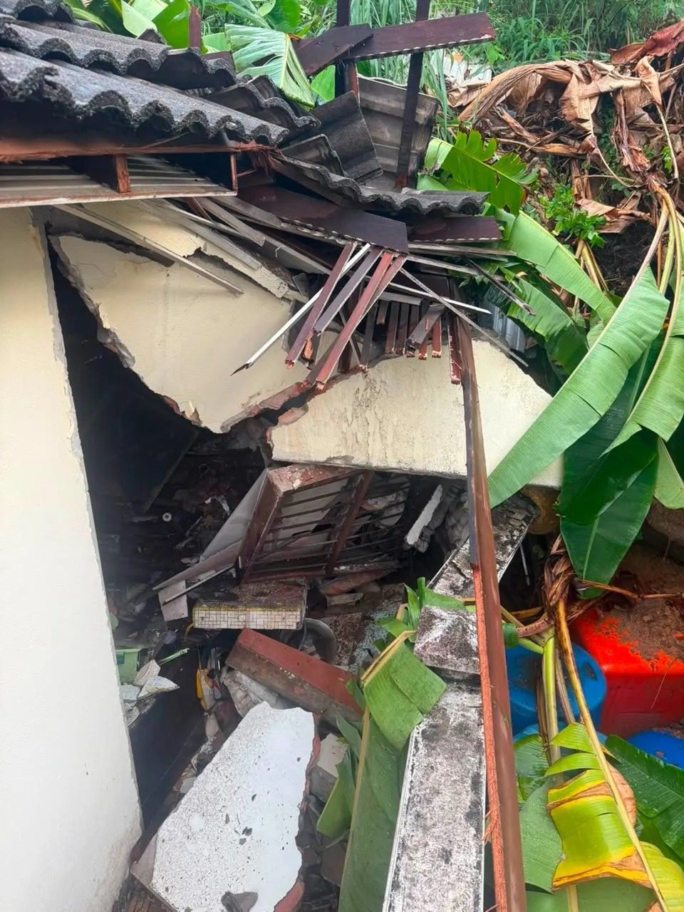 Dua rumah rosak akibat tanah runtuh di Kampung Desa Aman