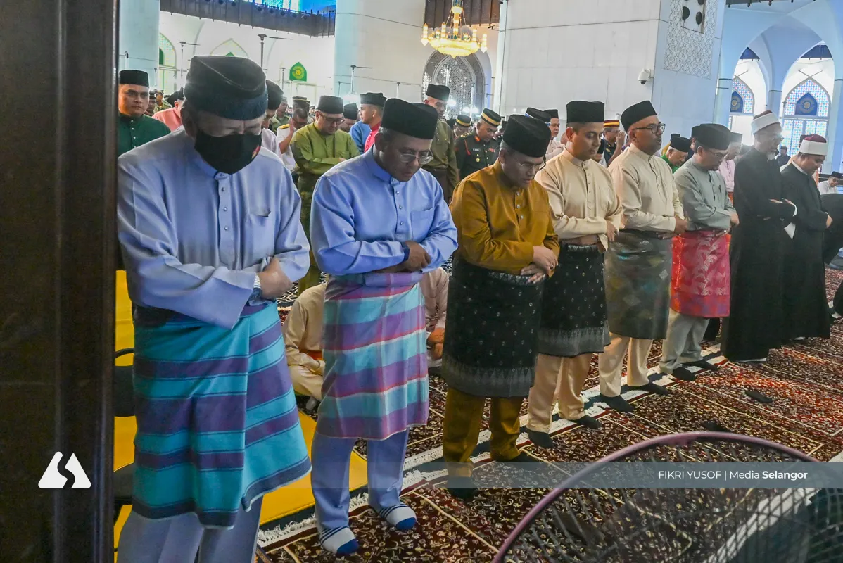Sultan Sharafuddin attends Yasin recitation ceremony for Warriors' Day