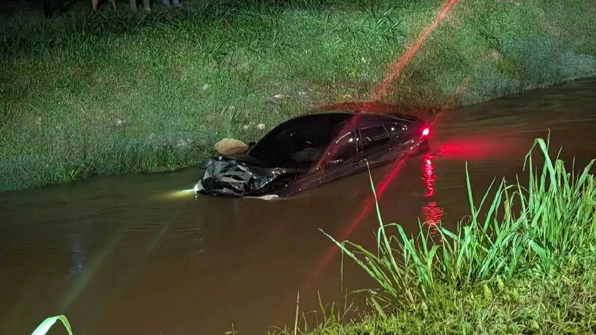 Elak haiwan melintas, kereta terjunam ke Sungai Langat