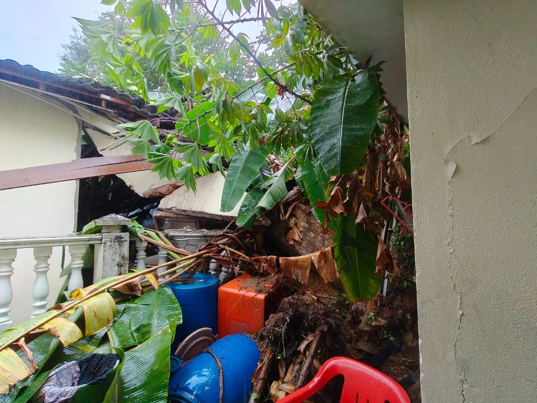 Dua rumah rosak akibat tanah runtuh di Kampung Desa Aman