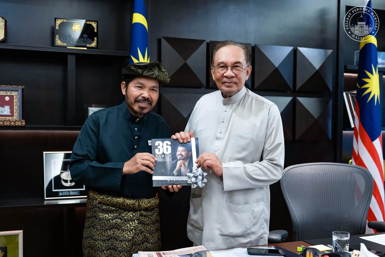 Chief Statistician Mohd Uzir pays farewell visit to PM