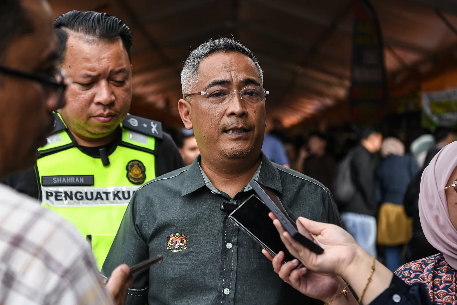 Lebih 10,000 jersi bola sepak tiruan dirampas, stor berselindung di bengkel besi 
