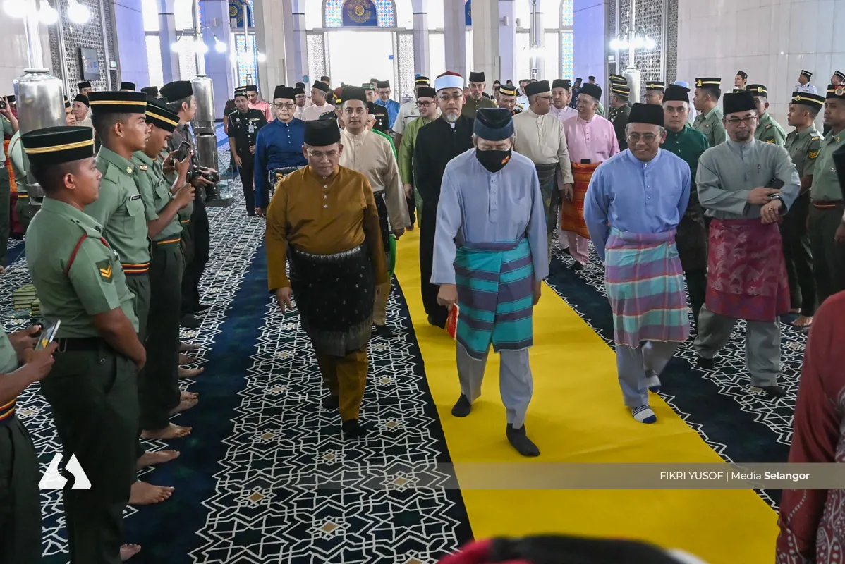 Sultan Sharafuddin attends Yasin recitation ceremony for Warriors' Day