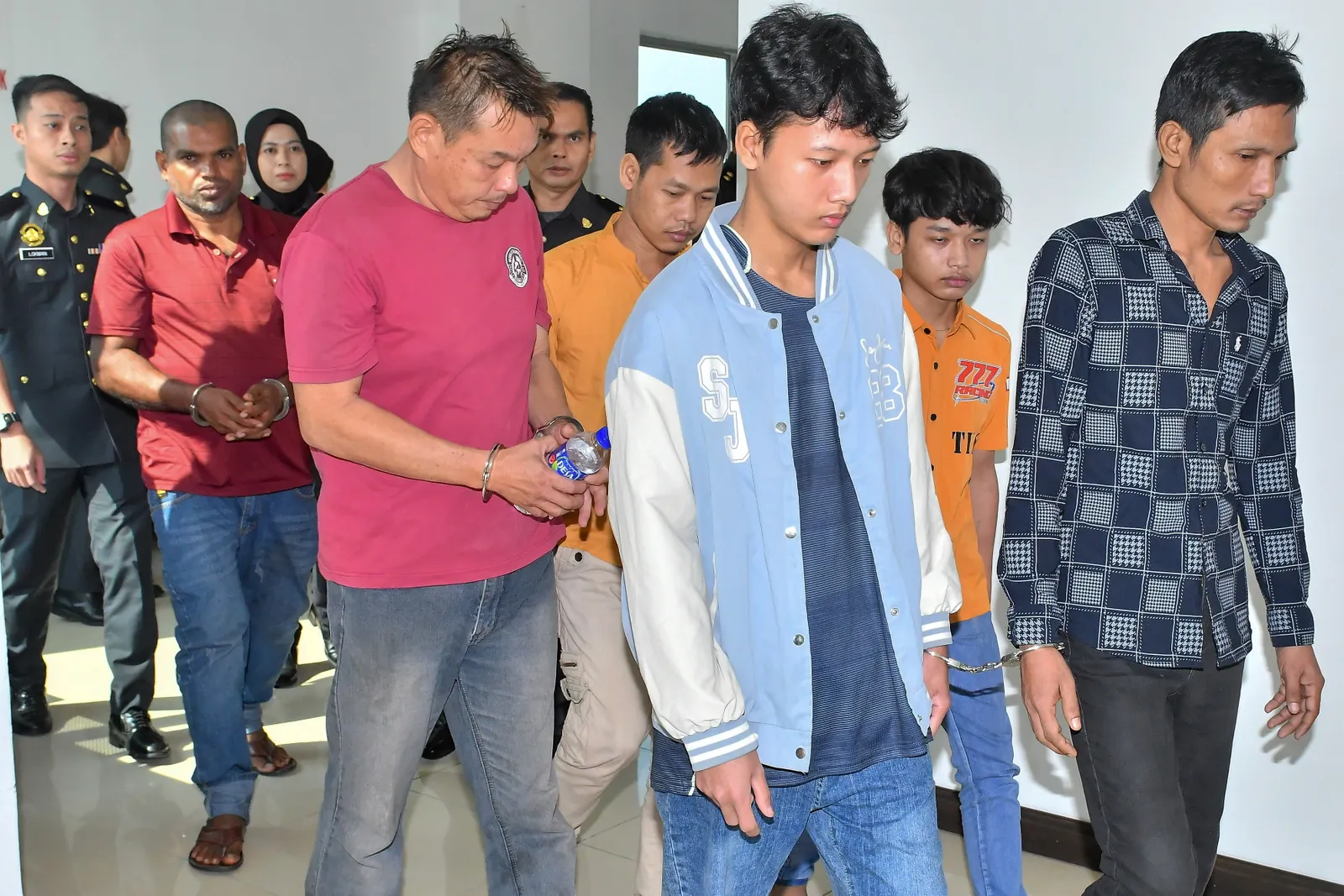Enam lelaki didakwa miliki 6.4 tan minyak masak subsidi tanpa lesen