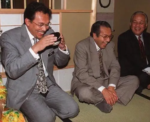 祝贺敦马101岁生日 安华社媒晒两人开怀大笑旧照