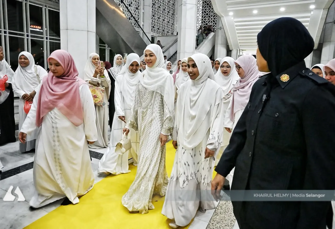 Tengku Permaisuri sertai 10,000 wanita Selangor berselawat