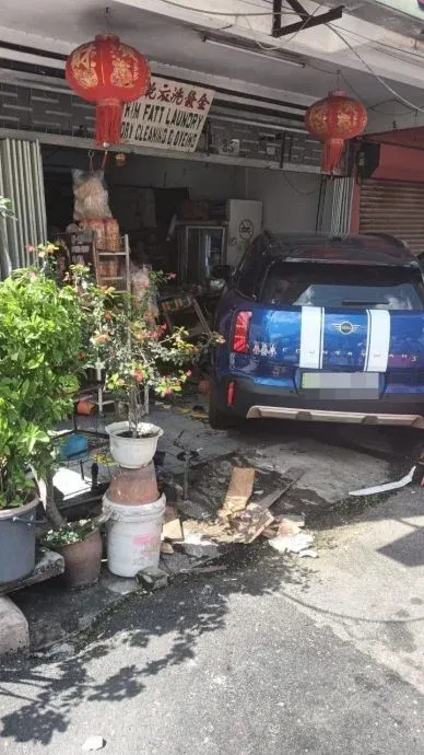 Pembantu kedai cedera, kereta rempuh premis kuih di Klang