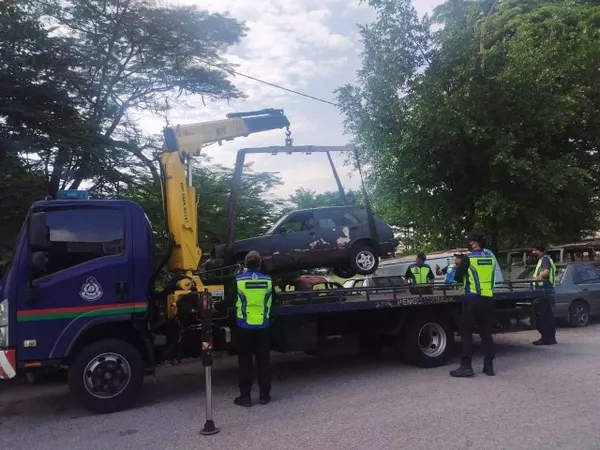 MBSJ tunda kenderaan buruk sekitar bengkel di Puchong