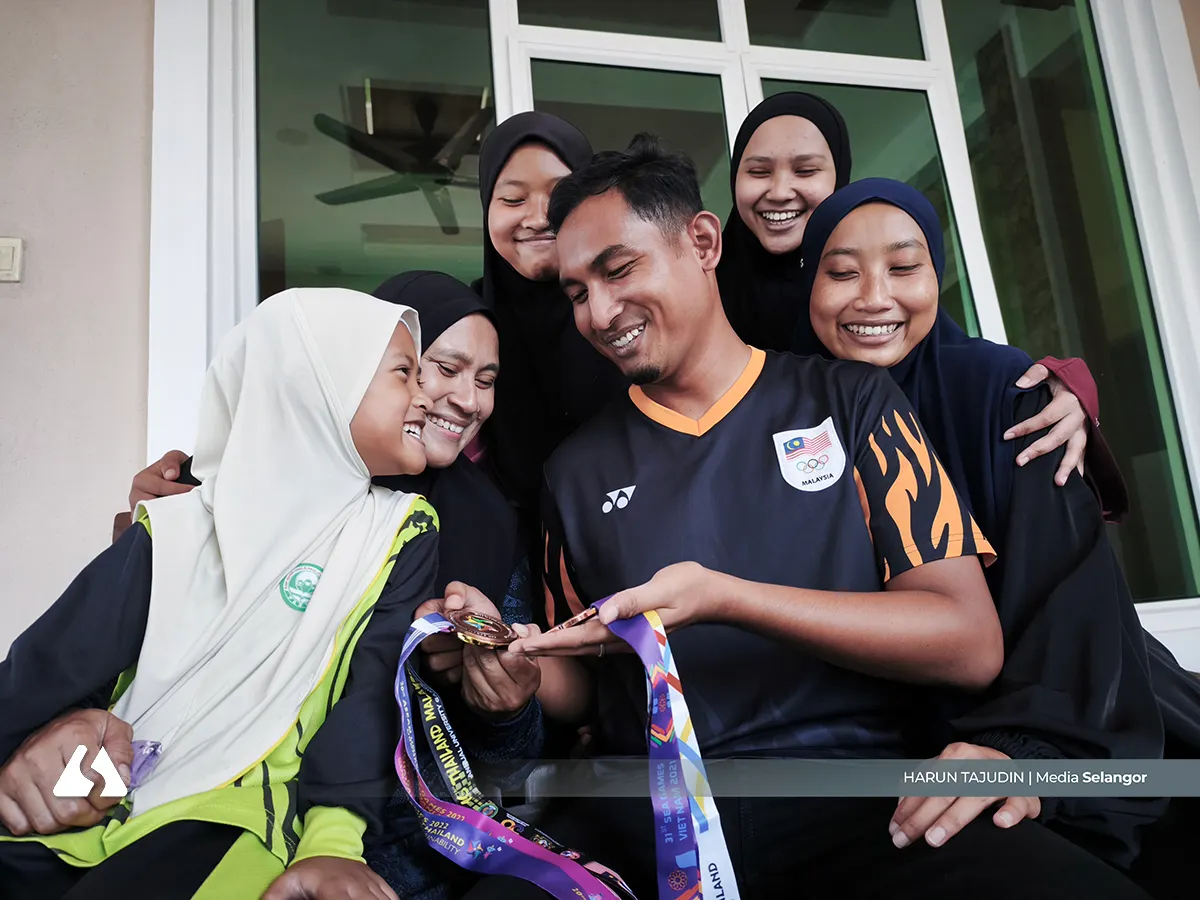 Dari pasar pagi ke pentas dunia, Ayzek Hakimi lakar kejayaan